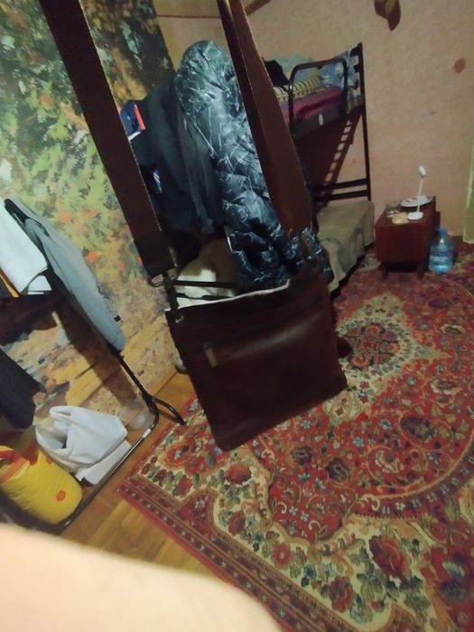 Мужская кожаная сумка, старая но удобная для использования.