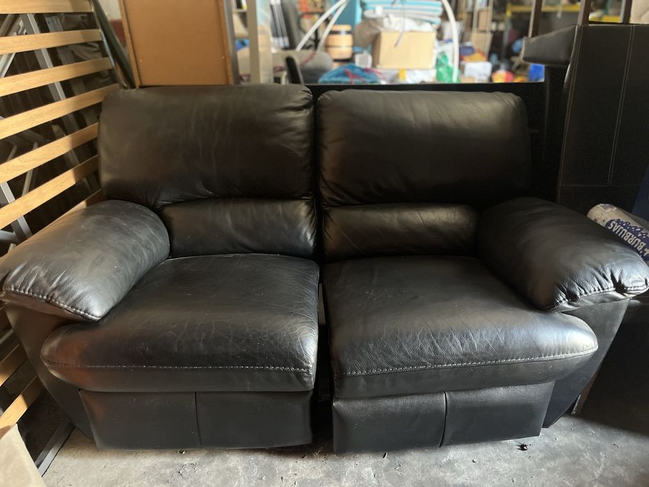 Sofa em Pele com descansa pernas
