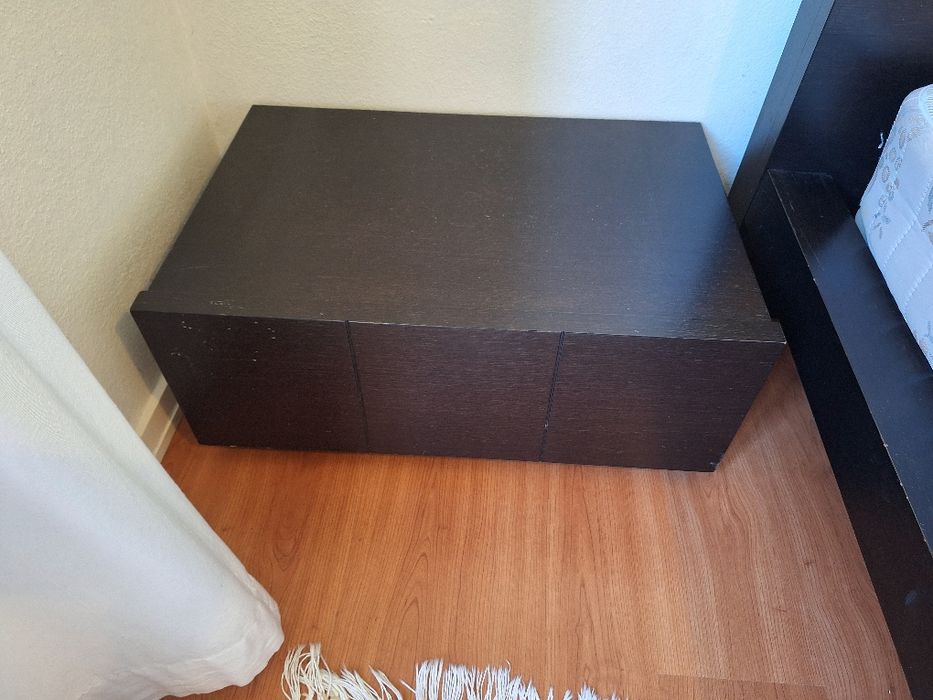 Cama e duas mesas de cabeceira