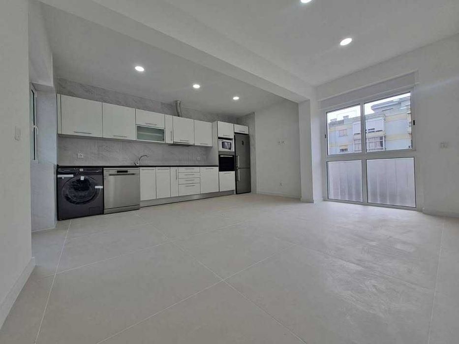 T2 Remodelado no Laranjeiro – Pronto a Habitar