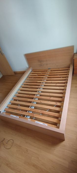 Cama de casal com colchão e estrado.