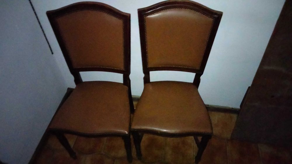 2 Cadeiras de madeira