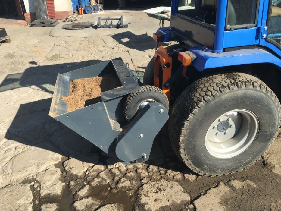 Samozaładowcza piaskarka posypywarka boiska areator wertykulator