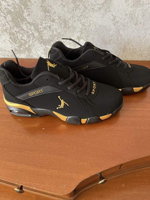 Спортивні кросівки