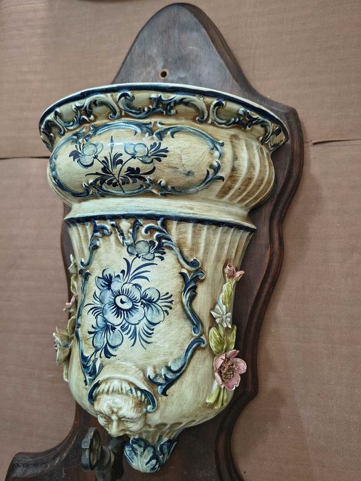 Fonte Decorativa de Parede em Cerâmica Trabalhada com Iluminação
