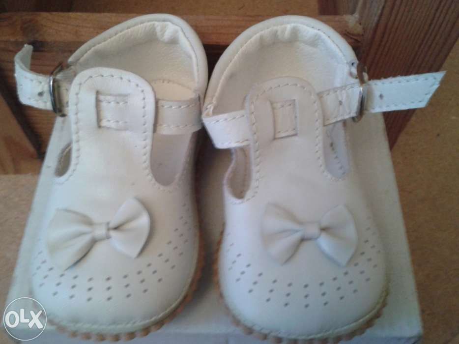 Venda de sapatos e fitas de cabelo