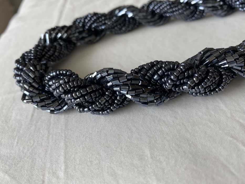 Colares de missangas, brincos e pulseira de braco