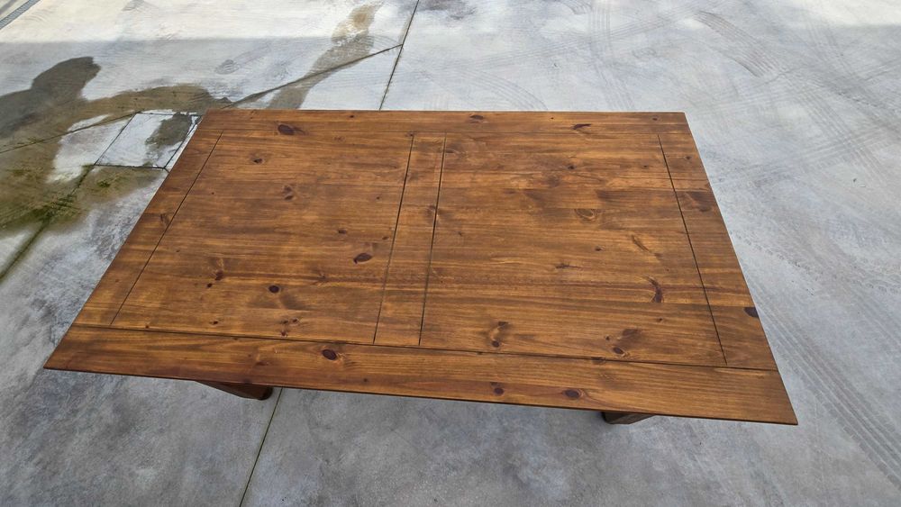 Mesa de jantar com 4 cadeiras em madeira maciça.