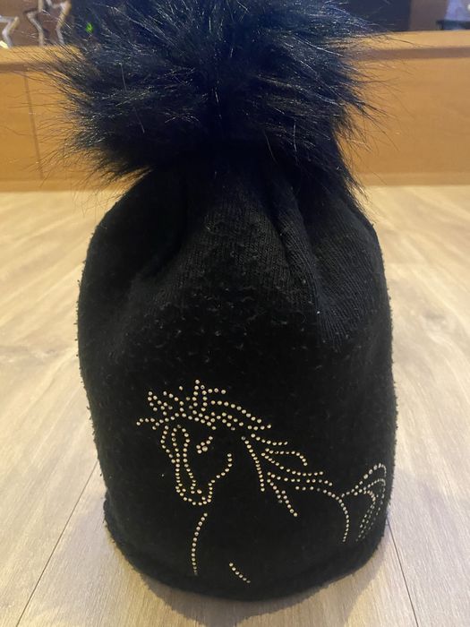 Czapka czarna z pomponem