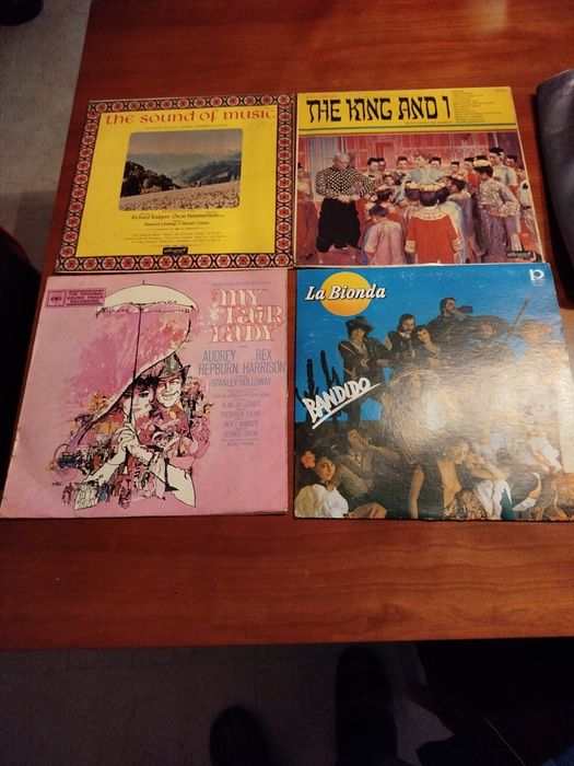 Cassetes e Discos Vinil