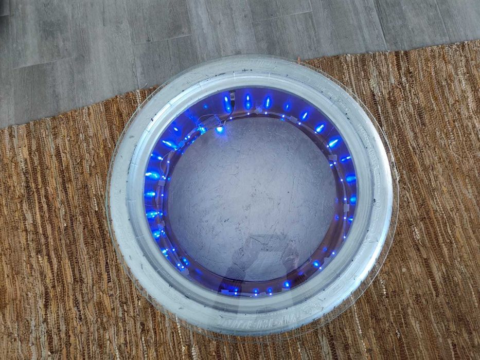 Mesa de centro com pneu de corrida