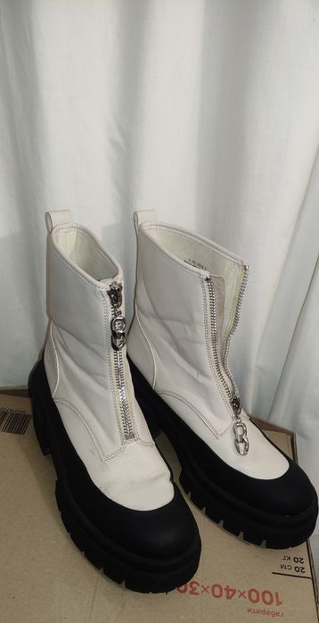 Стильні чоботи в дуже хорошому сані