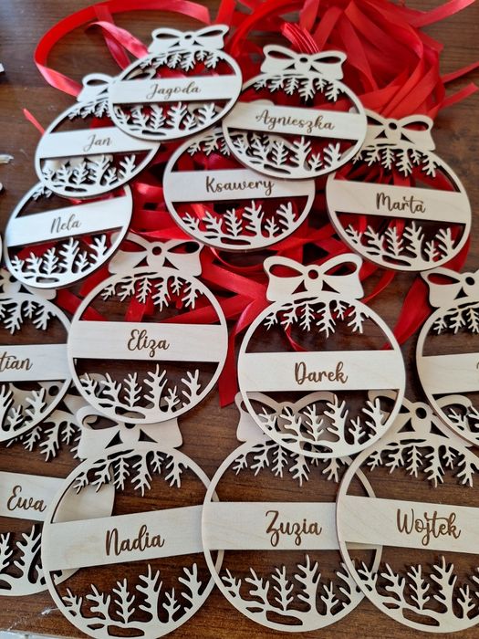 DREWNIANA BOMBKA na choinkę + własne imię, logo + czerwona wstążka