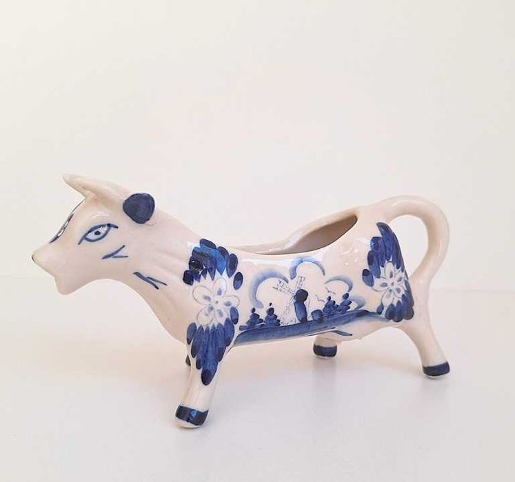 Ceramiczny Mlecznik w Kształcie Krówki – Styl Delft (Delft Blue)