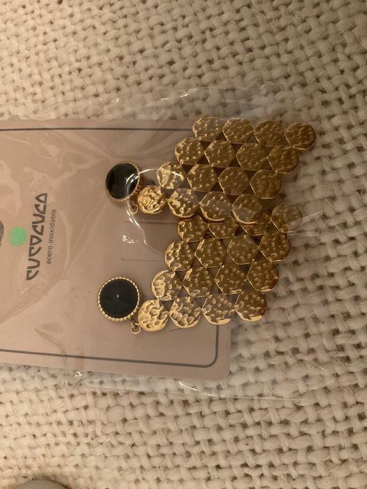 Brincos em dourado
