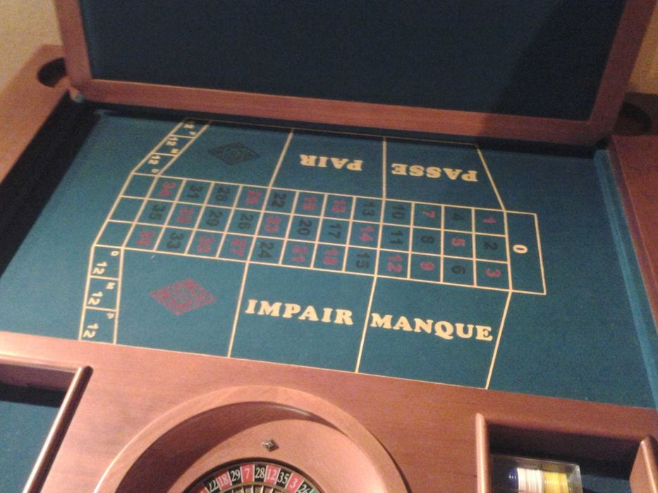 Mesa de jogo em mogno