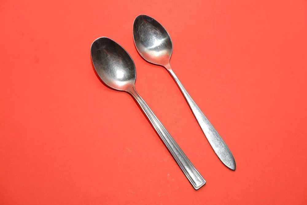 Вилки, ножи, чайные ложки, столовые ложки.