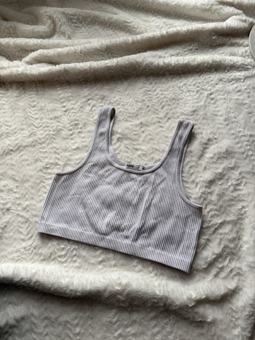 biały top na ramiączka