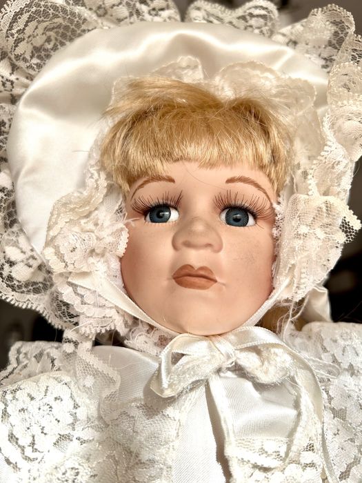 Boneca de porcelana com apoio