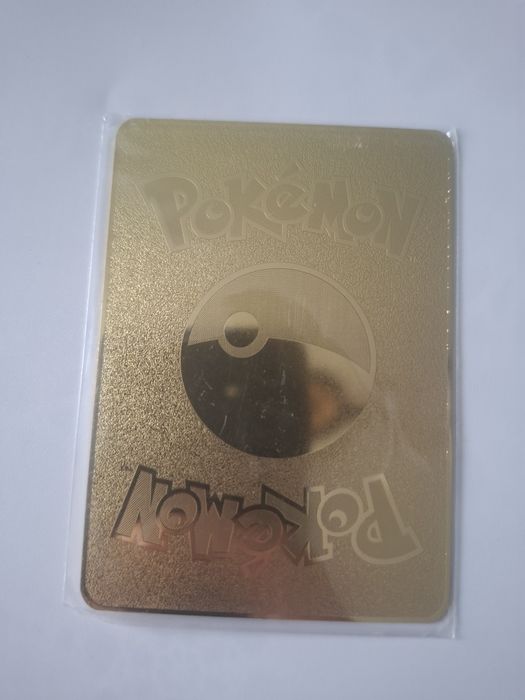 Złota metalowa karta pokemon z 2022r