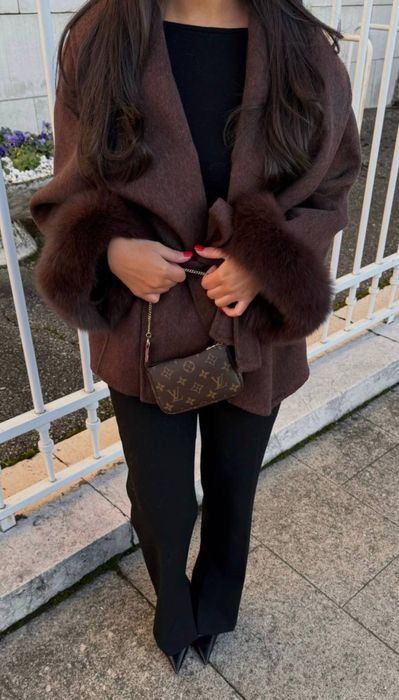 Пальто з хутряними манжетами