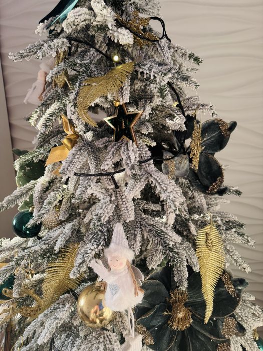 Ялинка засніжена лита з прикрасами та гірляндою , штучна йолка