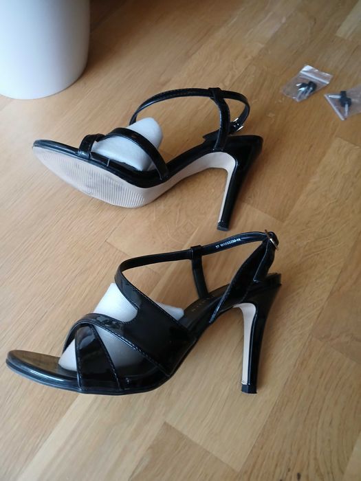 Buty na paseczkach czarne lakierowane,szpilki