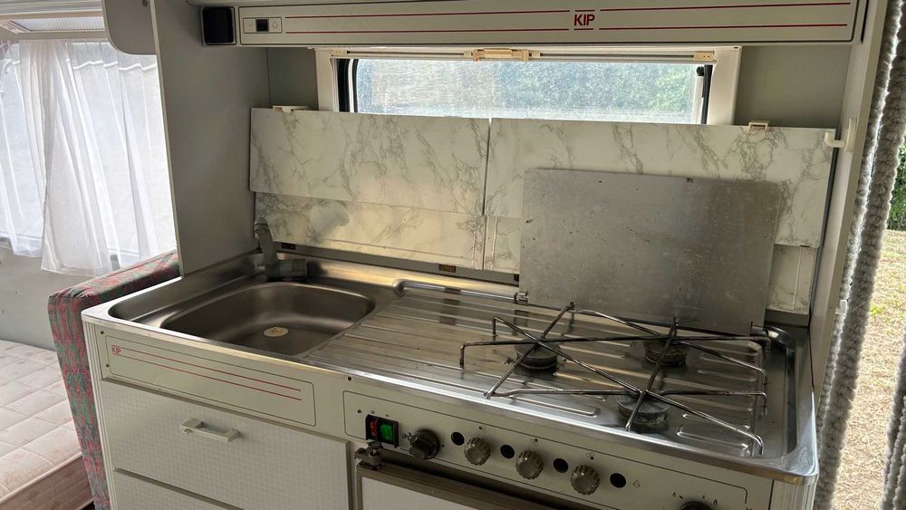 Caravana para venda: Kip Gray Line 42TTZ (1990) com painéis solares e matrícula holandesa.