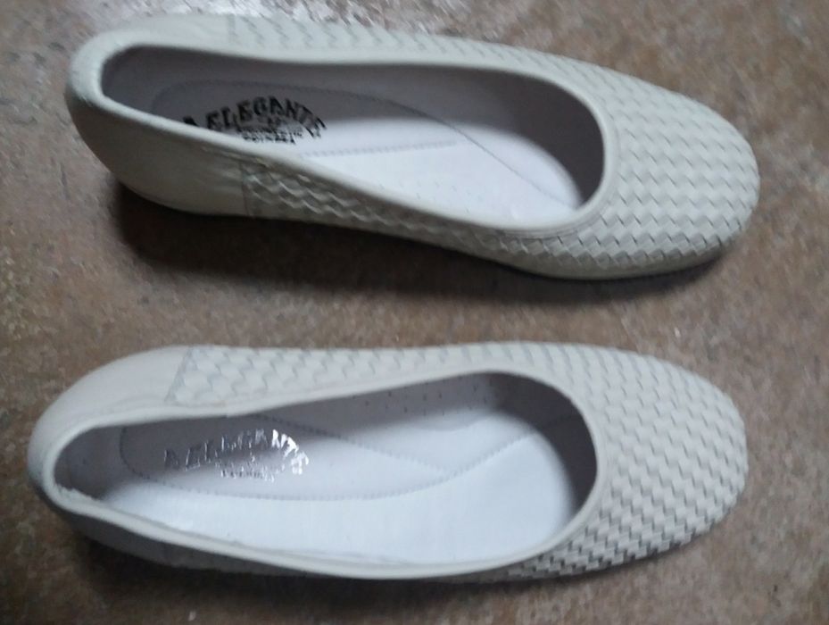 Sapatos de senhora e sapatos cerimônia novos