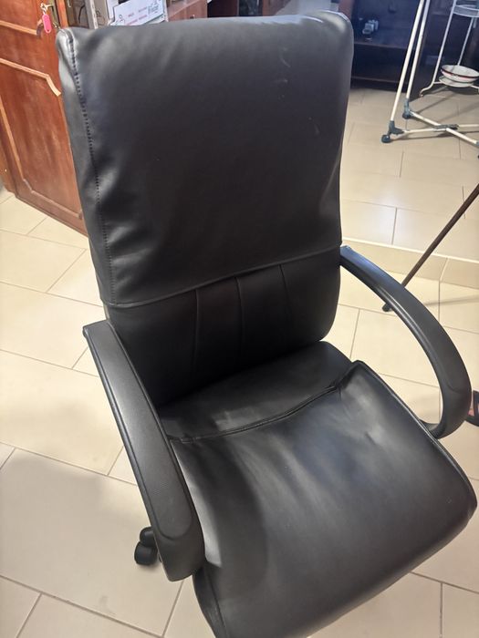 Secretaria  e cadeira de executivo