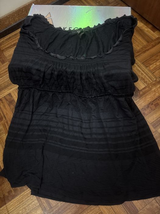 Top preto MNG com manga drapeada e laço atras de veludo