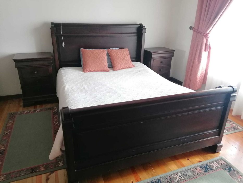 Mobilia de quarto em madeira maciça