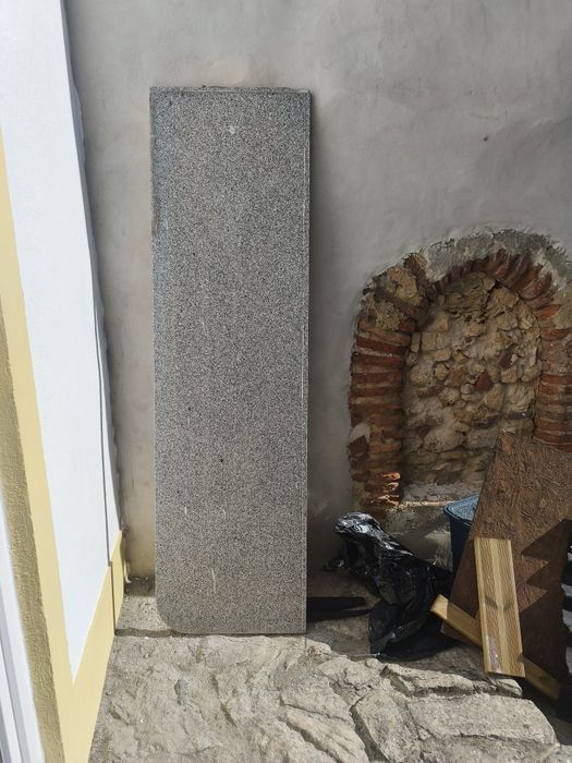 Pedra granito e madeira de construção