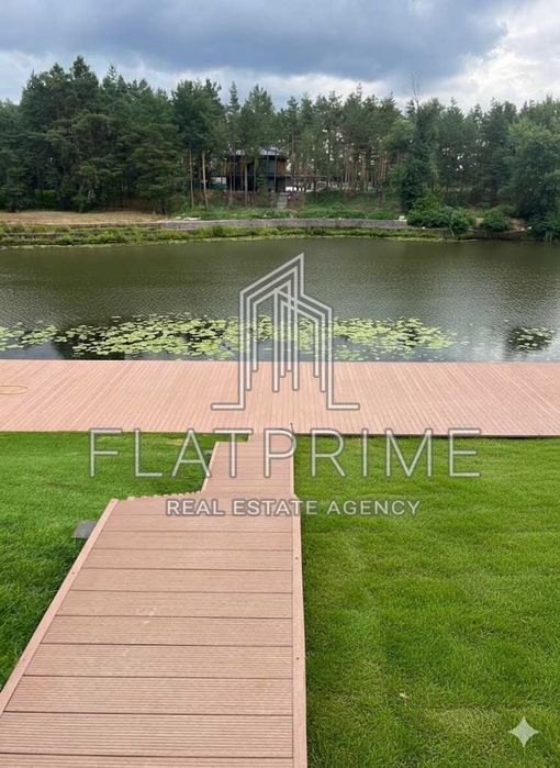 Розкішний маєток з виходом до води Riviera Village