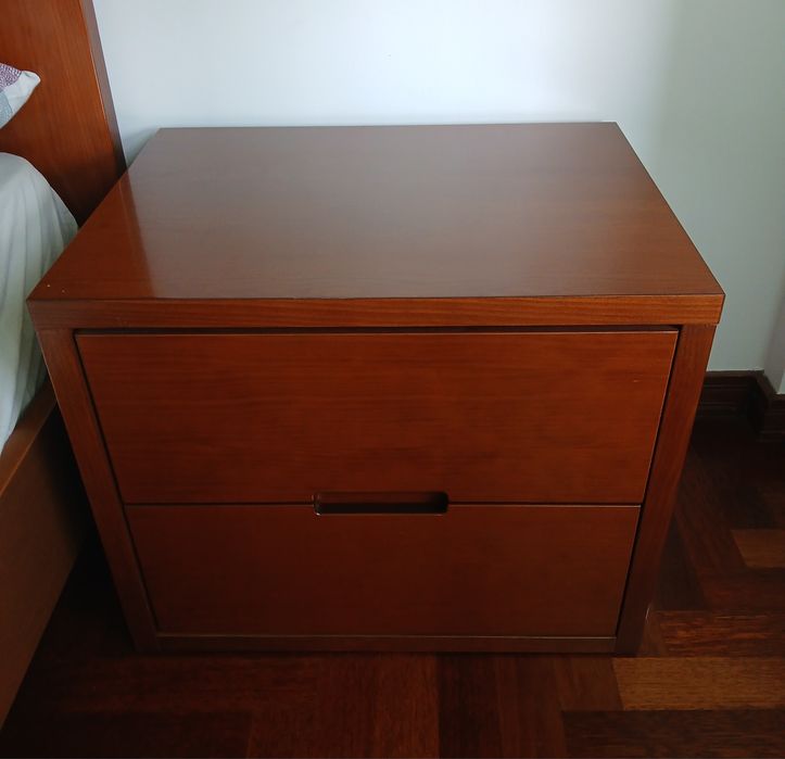 Cama ,colchão e 2 mesas de cabeceira (novas)