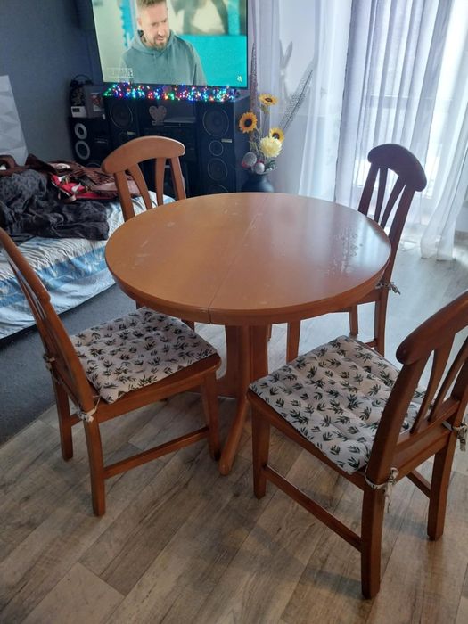 Stół z 4 krzesłami