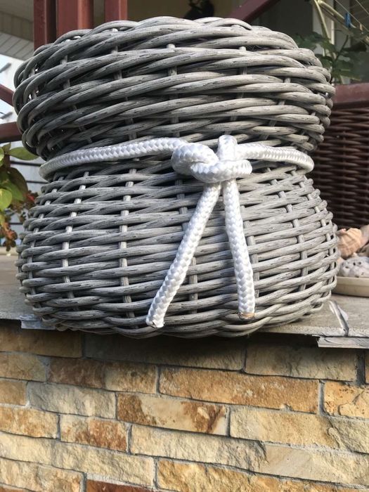 Кашпо из ротанга.