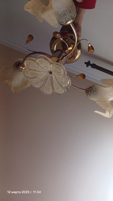 Люстра на три плафона б/у