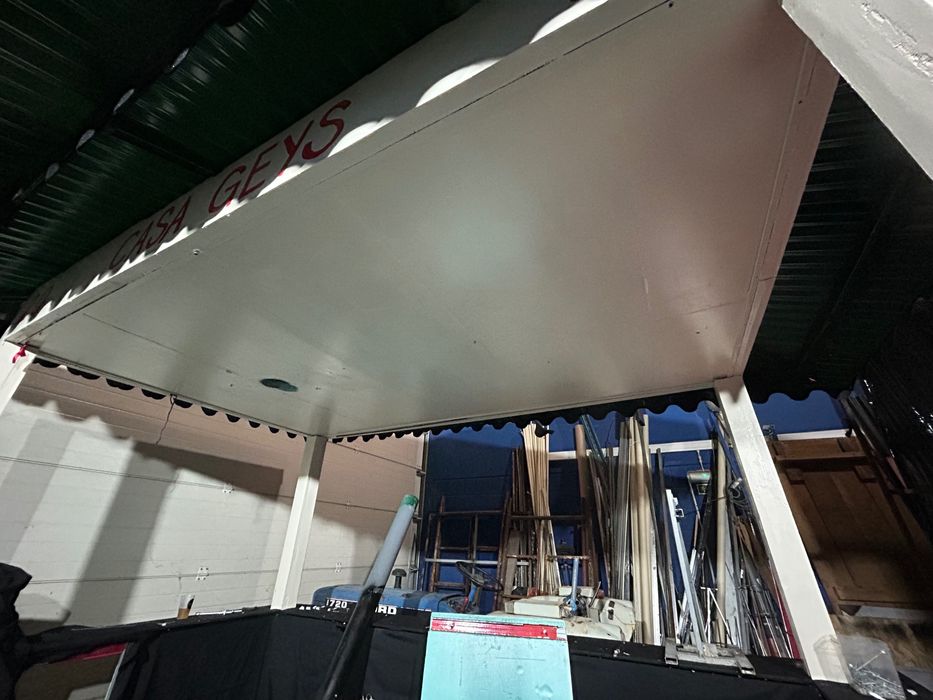 Quiosque aberto com balcão fixo