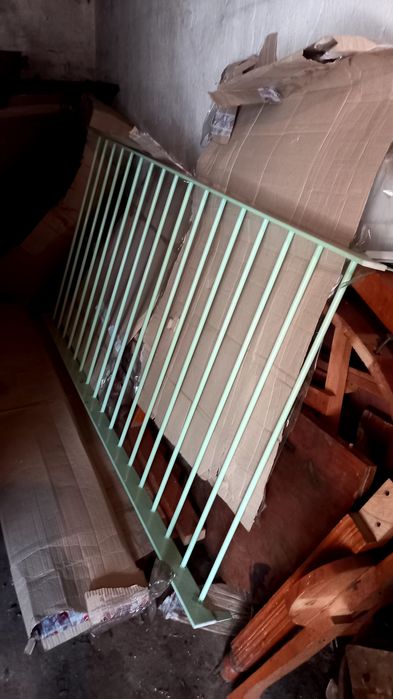 Кровать железная, крепкая с красивым изголовье