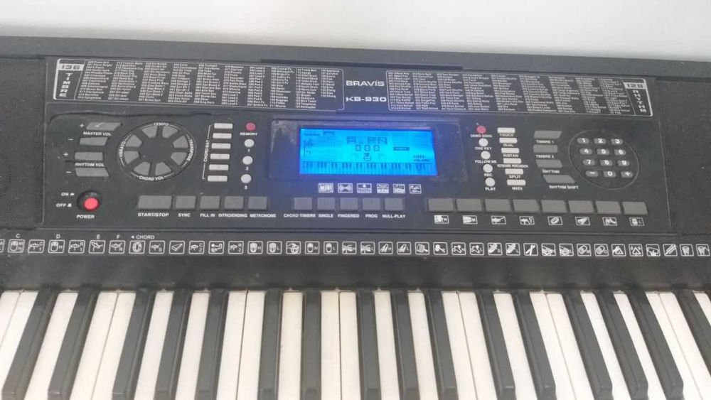 Синтезатор Bravis KB-930