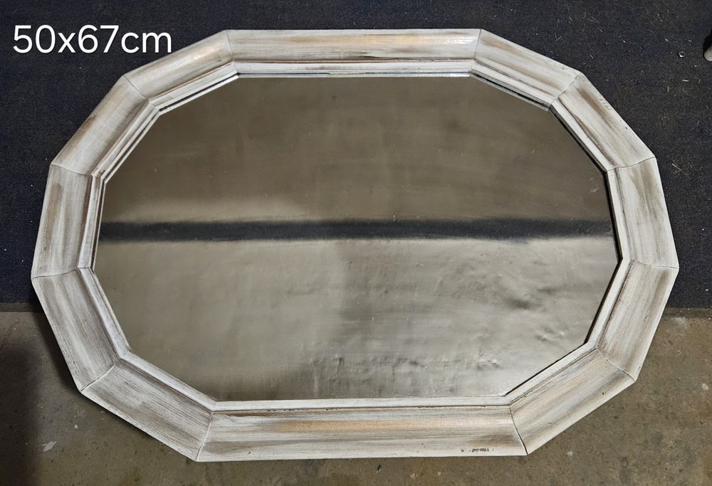 Lustro w drewnianej ramie