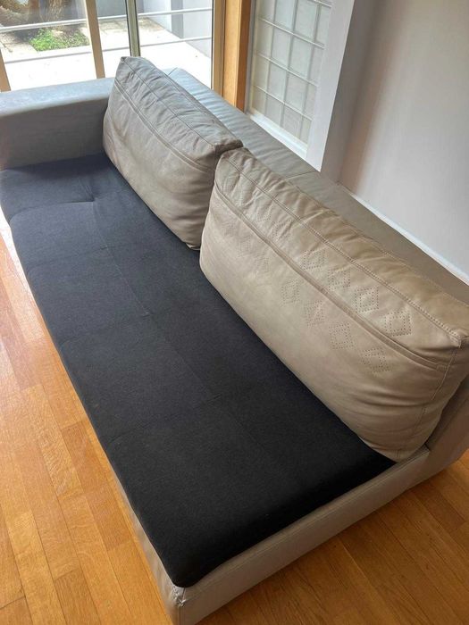 Vende-se Sofá usado, em bom estado, à venda por um preço baixo para libertar espaço.