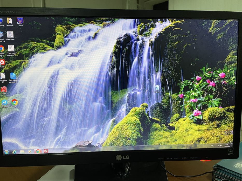 Продам б/у монитор LG FLATRON E2242C-BN  2000грн.