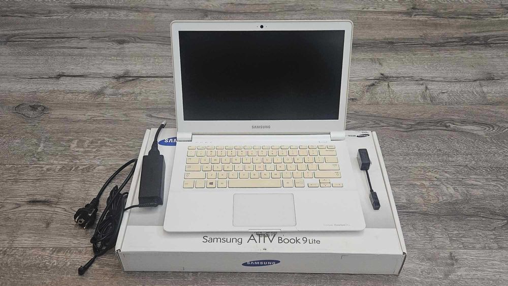 Laptop Samsung Ativ book 9 lite 13,3 cala. Biały laptop dla dzieci.