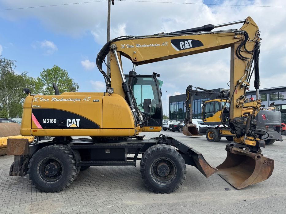 Caterpillar M316D  Maszyna z niskim przebiegiem od 1 Właściciela