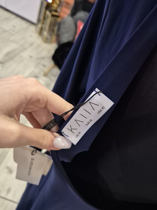 Elegancka długa sukienka z odkrytymi plecami