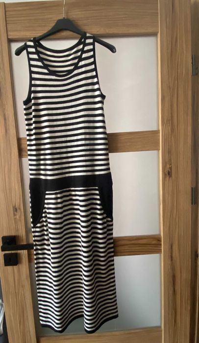 Sukienka dzianinowa w paski, biało-czarna, na szerokich ramiączkach