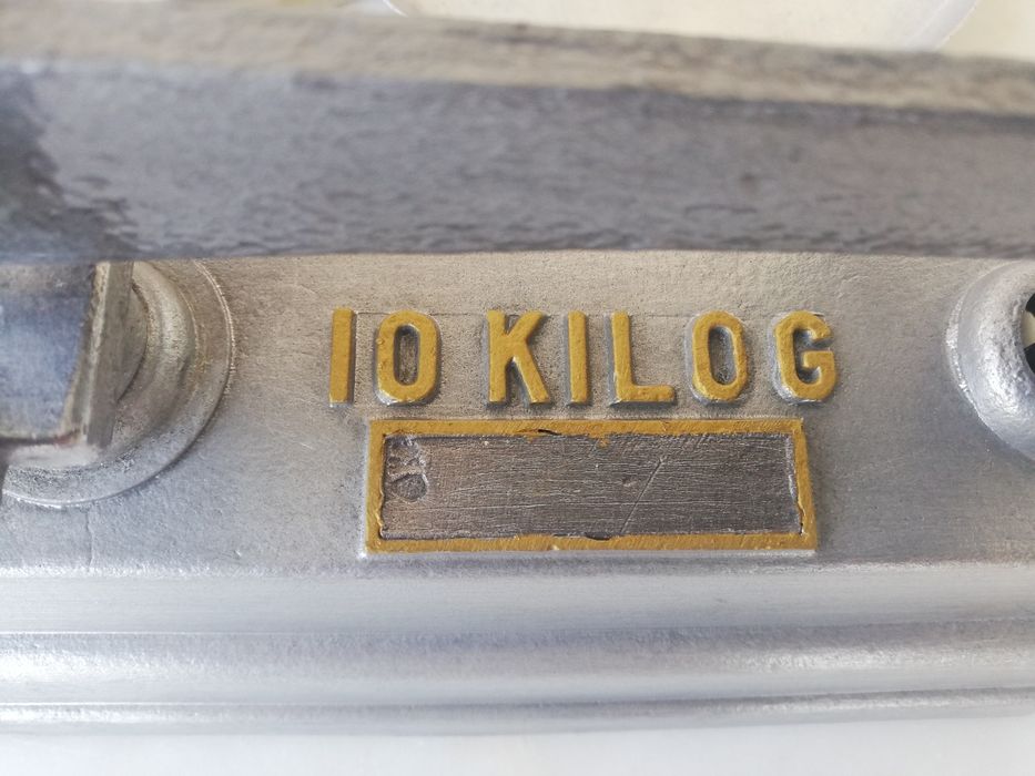 Balança antiga com base em Alumínio fundido.
