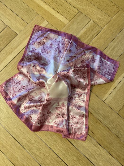 Apaszka różowo – ecru z kwiatowym motywem